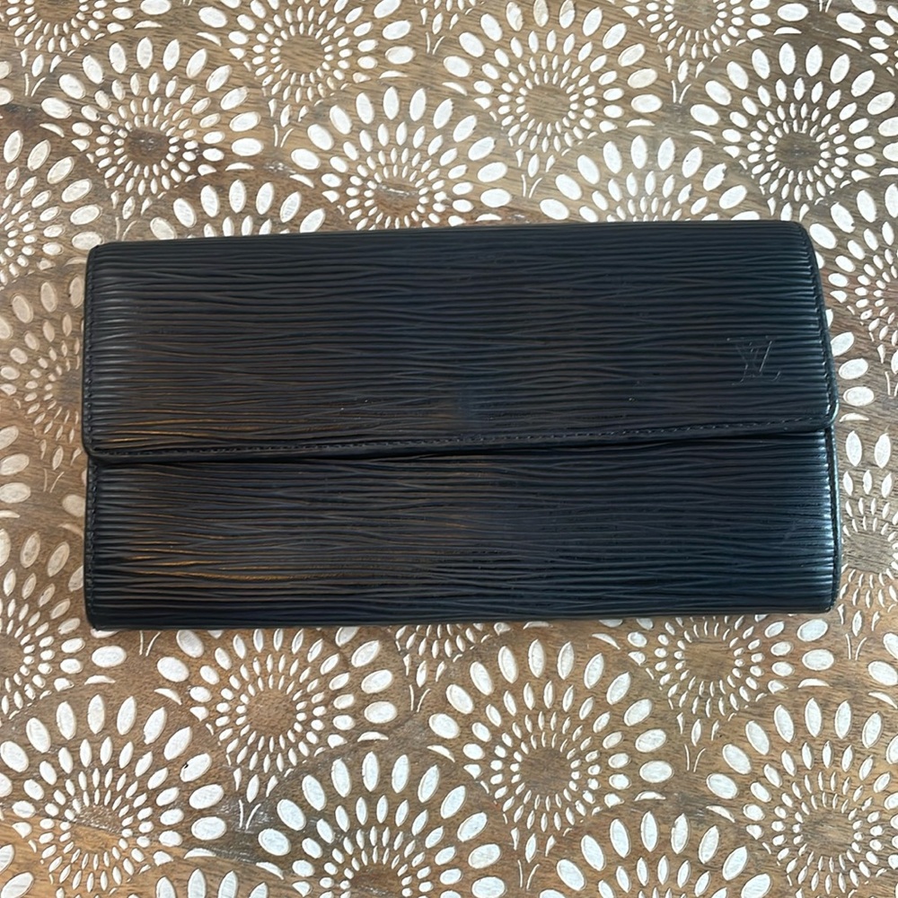Authentic Louis Vuitton Epi Sarah Black